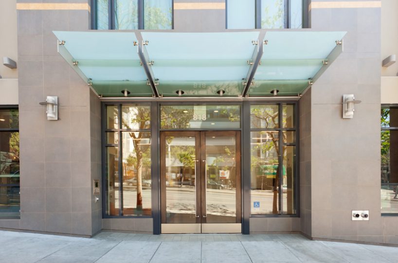 818 VanNess 402 entry