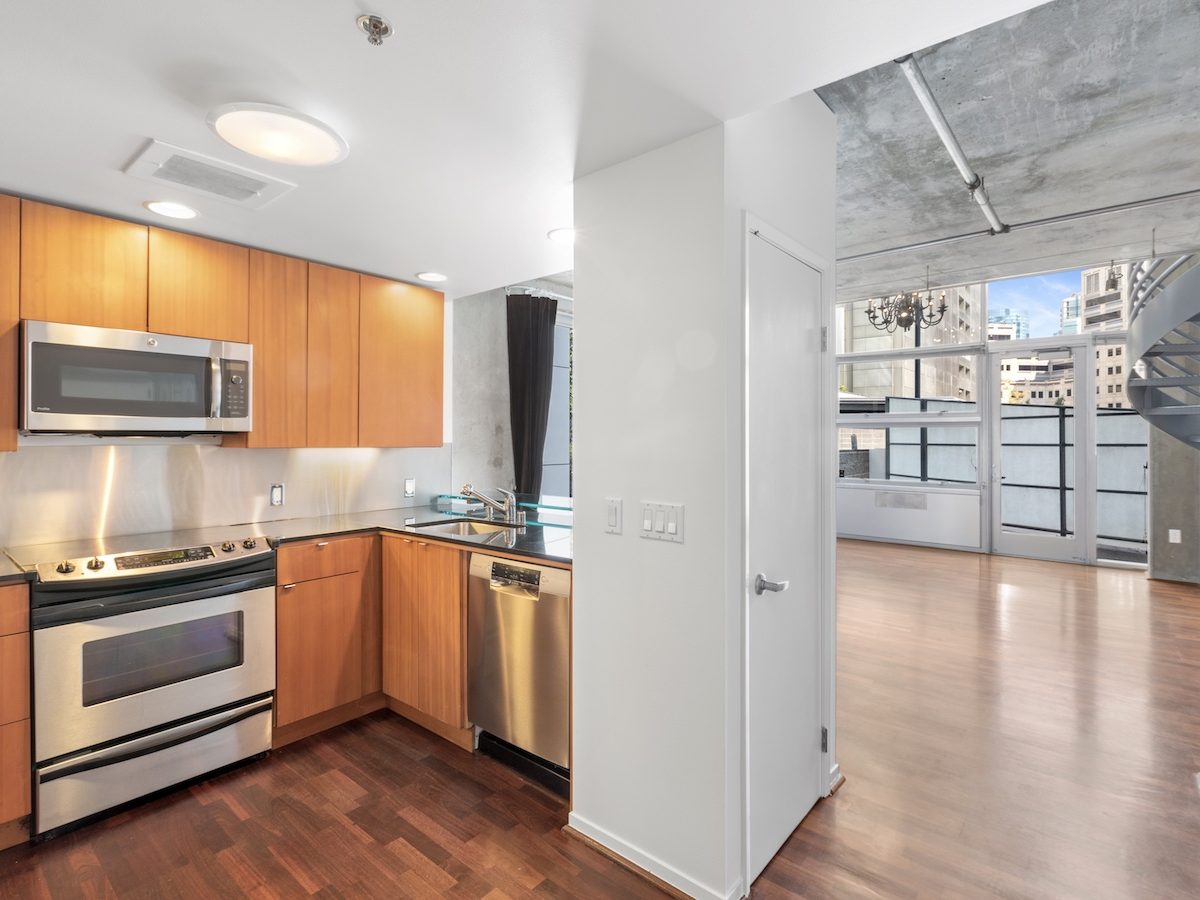 Hawthorne Place #100 kitchen