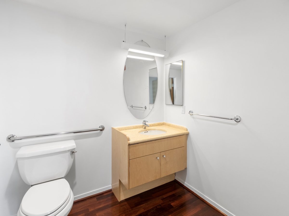 Hawthorne Place #100 bathroom