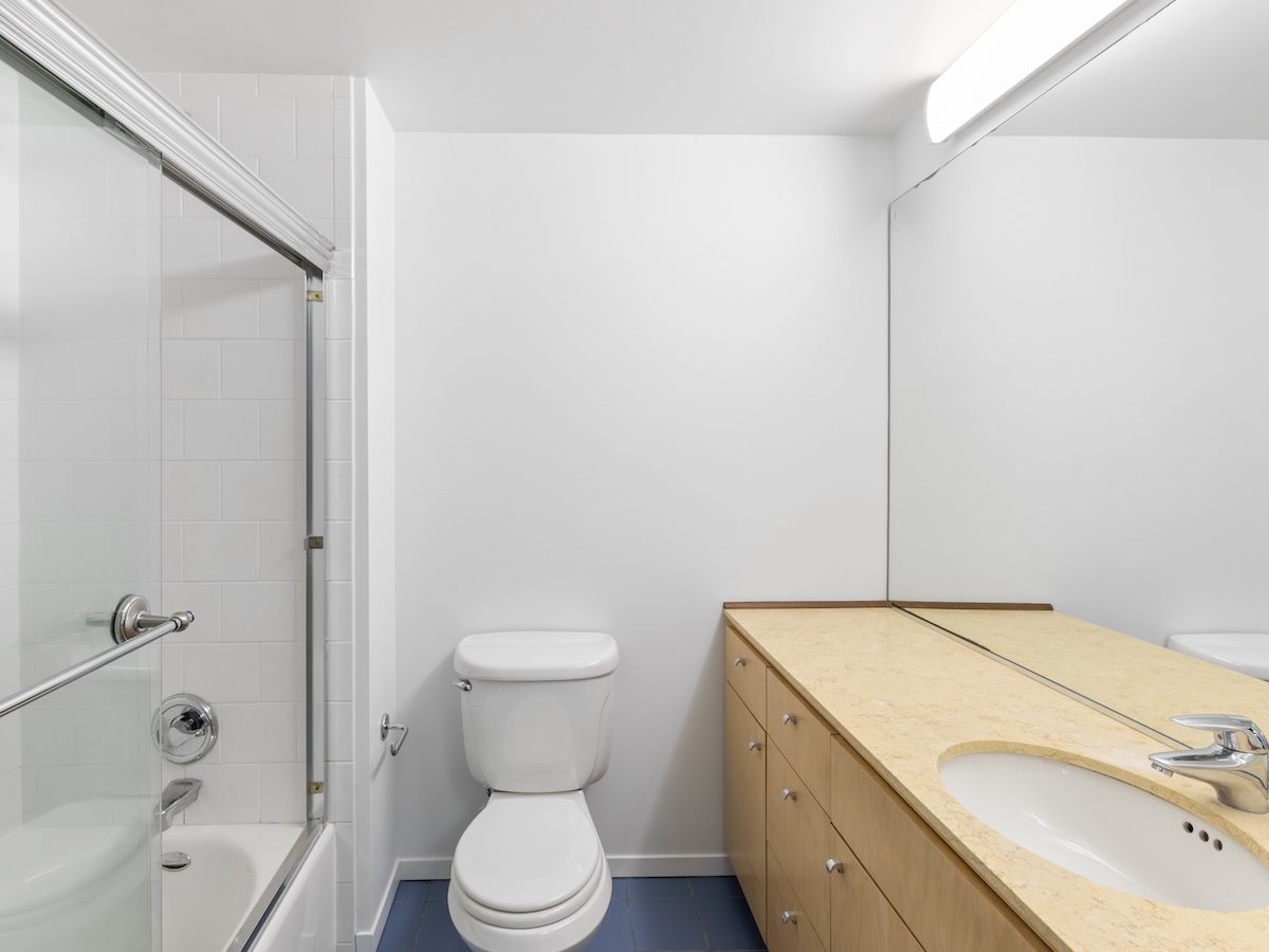 Hawthorne Place #100 bathroom